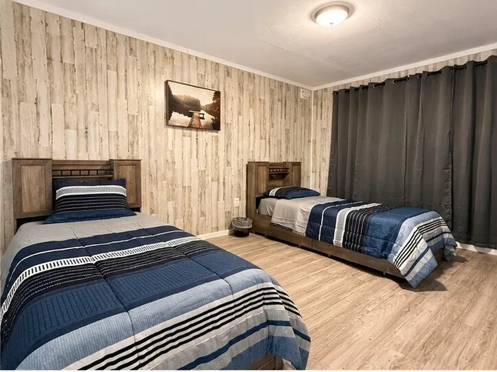 Bedroom with two twin beds at Eagle Overlook